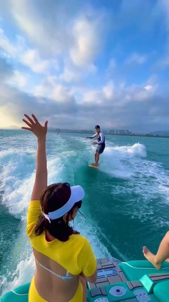 众星登上新闻联播，李雪健黄渤坐前排地位高，易烊千玺镜头火上热搜