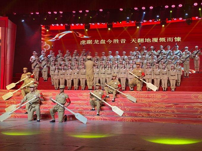 程晓玥回澳洲婆家度假，9个月胖豆近状曝光，与父亲首次体验游泳
