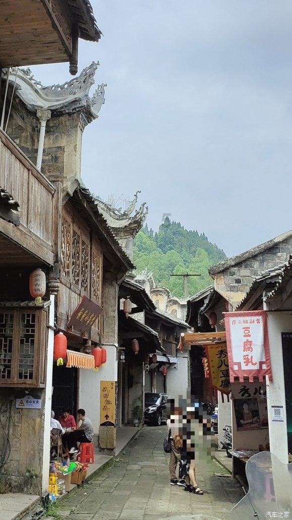 老了吗，这样打扮自己